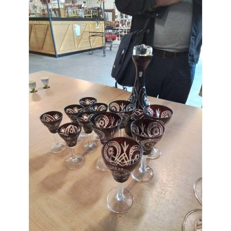 CARAFE ET 11 VERRES CRISTAL TEINTÉ BOHEME EN L\'ÉTAT 