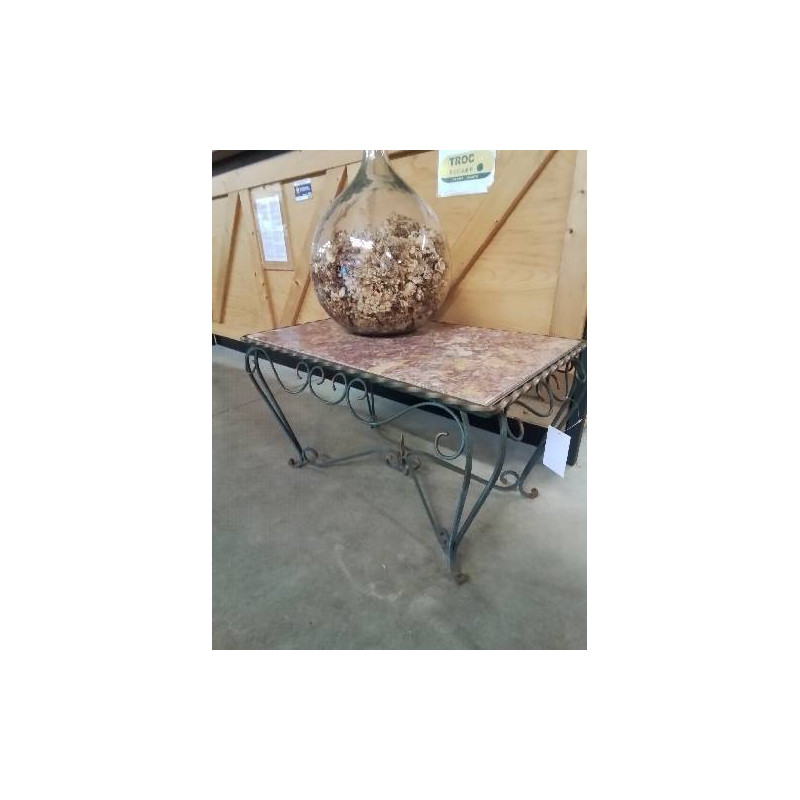 TABLE BASSE RECTANGULAIRE PIÈTEMENT FER FORGÉ VERT ET DORÉ PLATEAU MARBRE ROSE ANNÉES 50