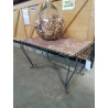TABLE BASSE RECTANGULAIRE PIÈTEMENT FER FORGÉ VERT ET DORÉ PLATEAU MARBRE ROSE ANNÉES 50
