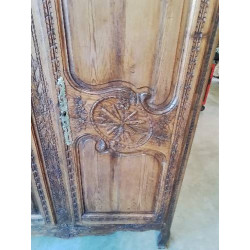 ARMOIRE DE MARIAGE CAUCHOISE PITCHPIN  SCULPTEE AUX COLOMBES