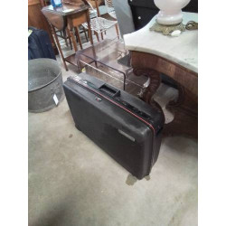 VALISE COQUE A ROULETTES...