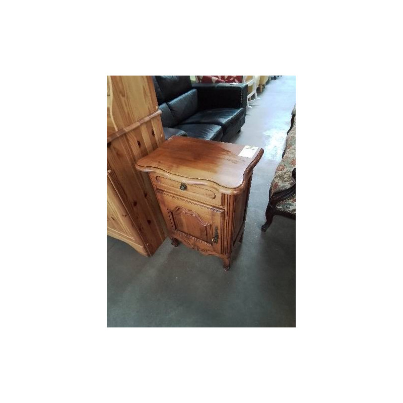 CHEVET BOIS CLAIR PIEDS GALBES DESSUS CHANTOURNÉ 1 TIROIR 1 PORTE STYLE RÉGENCE 