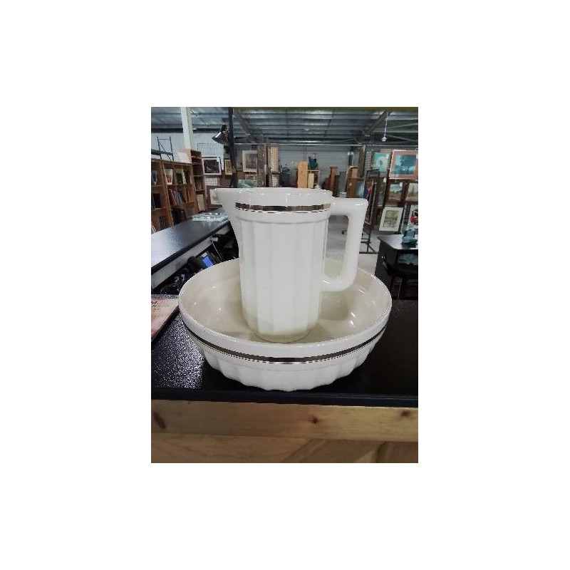 NÉCESSAIRE DE TOILETTE ECRU LISERÉ DORÉ SARREGUEMINES 