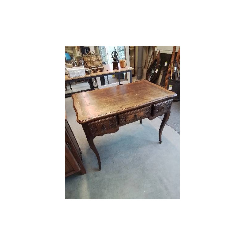 BUREAU CHANTOURNÉ PIEDS GALBÉS 3 TIROIRS STYLE REGENCE 