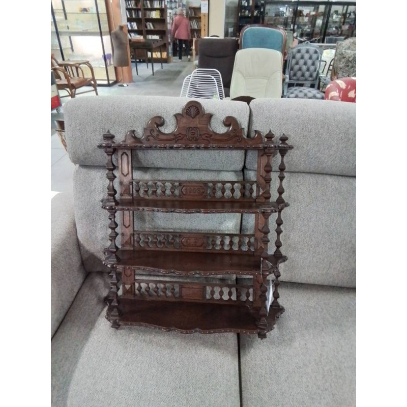 ÉTAGÈRE MURALE A COLONNES ET TABLETTES BOIS SCULPTÉ ET GRAVÉ DÉBUT XXE