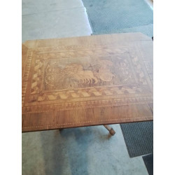 TABLE OCTOGONALE BASCULANTE BOIS MARQUETÉ DECOR A L ANTIQUE AU CHAR ET CHEVAUX  XIXE