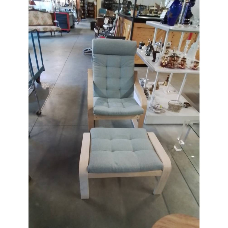 FAUTEUIL ET SON REPOSE PIEDS BOIS CLAIR ET TISSU GRIS