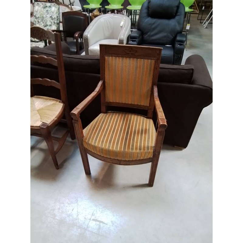 FAUTEUIL BOIS SCULPTÉ ASSISE ET DOSSIER CAPITONNÉ OCRE A RAYURES STYLE EMPIRE 