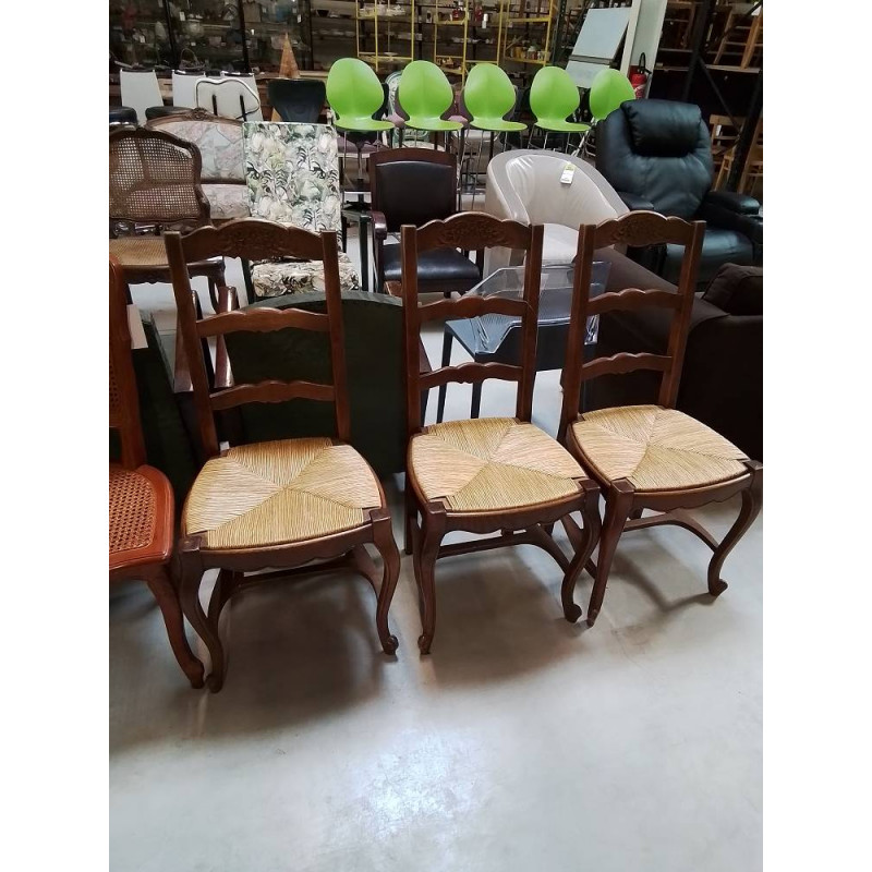 3 CHAISES PAILLÉ BOIS SCULPTÉ AU PANIER 