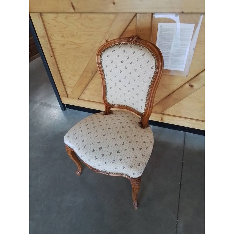 CHAISE BOIS CLAIR SCULPTÉ AUX FLEURS ASSISE ET DOSSIER CAPITONNÉ TISSU ECRU STYLE RÉGENCE 