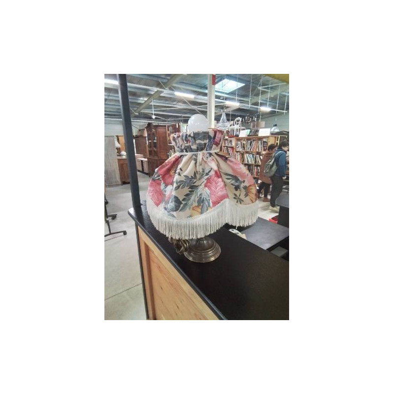 LAMPE MÉTAL DORÉ ET VERRE ORANGE AJ VOLANT A FRANGES TISSU ECRU FLEURI 