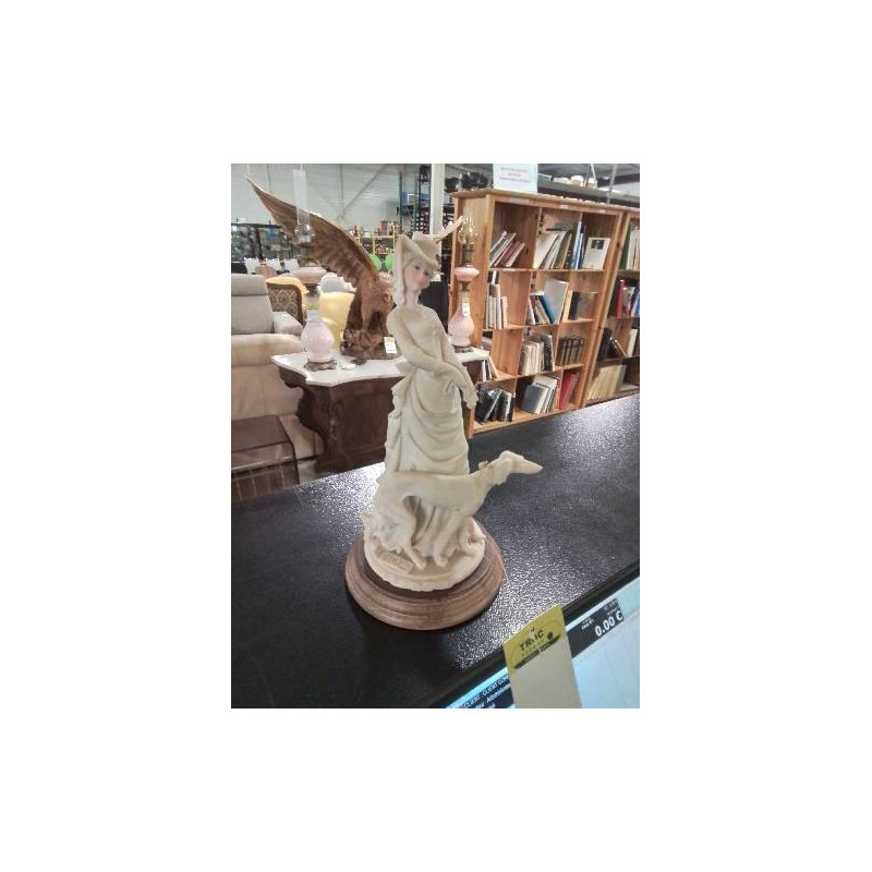 STATUETTE RESINE FEMME AU LEVRIER A BELCARI