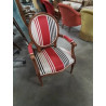 FAUTEUIL MÉDAILLON BOIS CLAIR CAPITONNÉ TISSU A RAYURES ROUGE ECRU NOIR STYLE LOUIS XVI