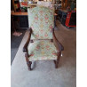 FAUTEUIL BOIS SCULPTÉ AUX FEUILLES D’ACANTHES ASSISE ET DOSSIER CAPITONNÉ TISSU VERT FLEURI FIN XIXE