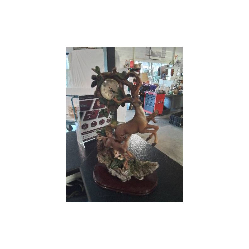 PENDULE AU CERF ET A LA BICHE  RESINE SOCLE BOIS