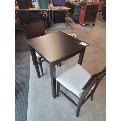TABLE CARRÉ ET 2 CHAISES...