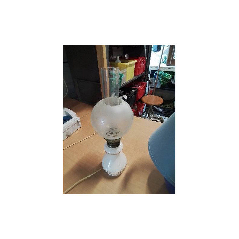 LAMPE A PETROLE ÉLECTRIFIÉE CÉRAMIQUE ECRU LISERÉ DORÉ BOULE VERRE