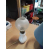 LAMPE A PETROLE ÉLECTRIFIÉE CÉRAMIQUE ECRU LISERÉ DORÉ BOULE VERRE