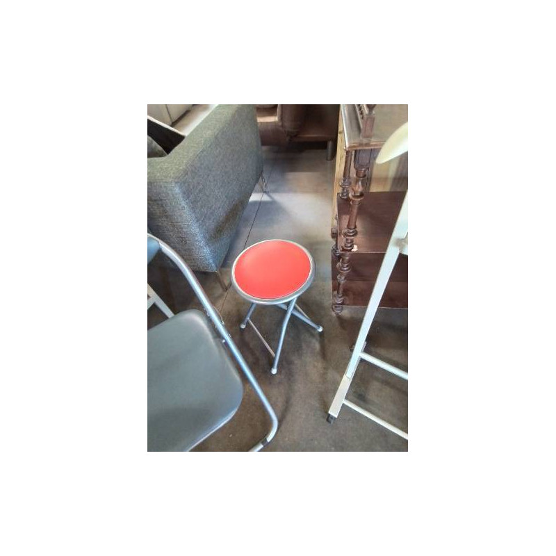 TABOURET ROND PLIANT PIÈTEMENT MÉTAL GRIS ASSISE PU ROUGE 