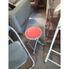 TABOURET ROND PLIANT PIÈTEMENT MÉTAL GRIS ASSISE PU ROUGE 