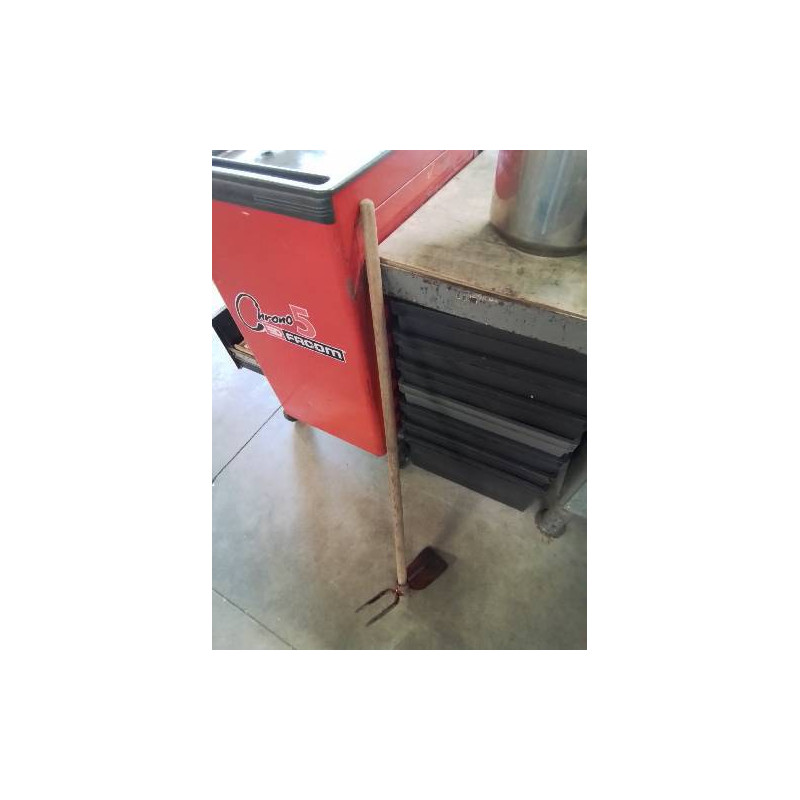 HOUE LANGUE ET PELLE