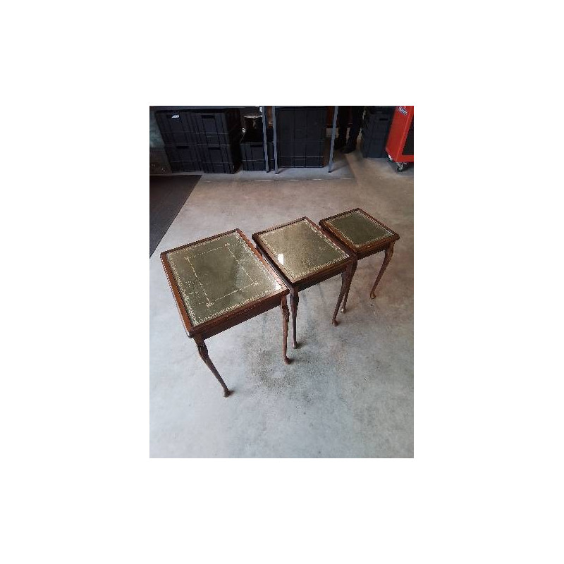 3 TABLES BASSES GIGOGNES ANGLAISE PIÈTEMENT BOIS DESSUS CUIR VERT LISERÉ DORÉ ET PLATEAUX VERRE