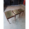 3 TABLES BASSES GIGOGNES ANGLAISE PIÈTEMENT BOIS DESSUS CUIR VERT LISERÉ DORÉ ET PLATEAUX VERRE