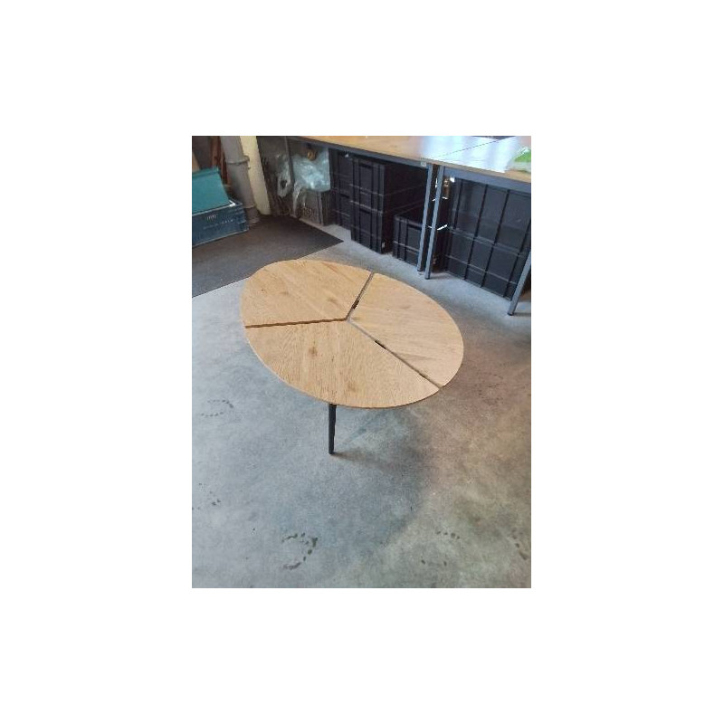 TABLE BASSE OVALE BOIS CLAIR PLATEAU AJOURÉ PIÈTEMENT MÉTAL NOIR