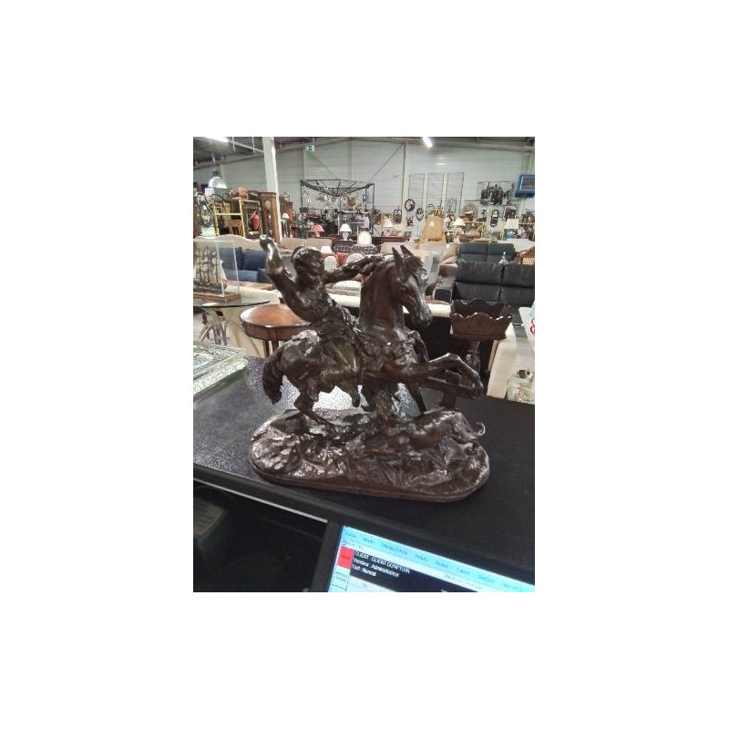 SCULPTURE MÉTAL INDIEN D’AMERIQUE ATTAQUANT UN FAUVE DÉBUT XXE