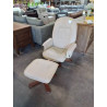 FAUTEUIL RELAX MANUEL ET SON REPOSE PIEDS PIÈTEMENT BOIS CLAIR CAPITONNÉ CUIR BEIGE