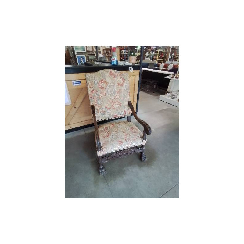 FAUTEUIL STYLE LOUIS XIII ACCOTOIRS SCULPTES AUX FEUILLES D’ACANTHES ASSISE ET DOSSIER CAPITONNÉ TIS