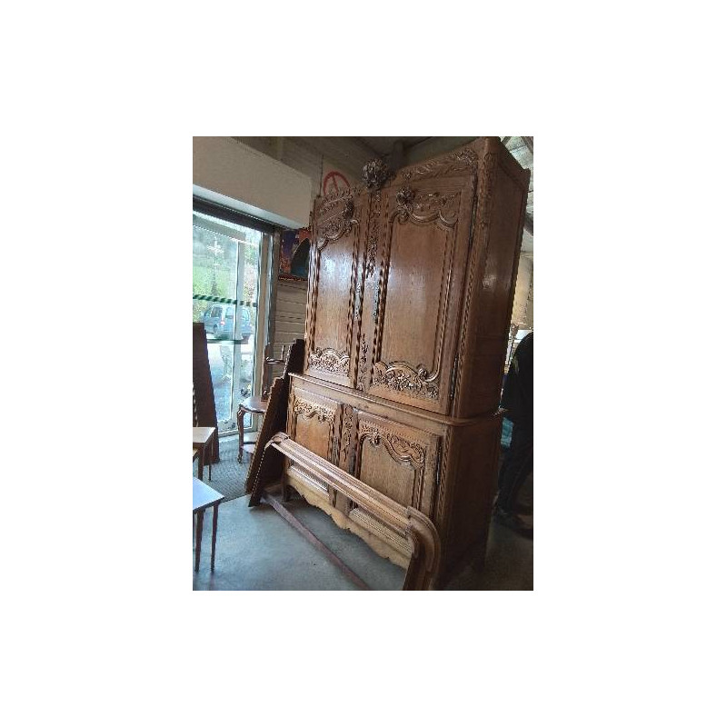 BUFFET DE MARIAGE  CAUCHOIS CHÊNE CLAIR MOULURÉ ET SCULPTÉ AU PANIER