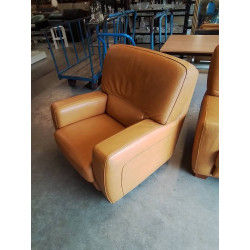 FAUTEUIL CUIR FAUVE PIEDS BOIS CLAIR