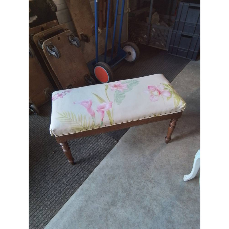 BANQUETTE  PIETEMENT BOIS TOURNÉ CAPITONNÉ TISSU ECRU AUX FLEURS XIXE  