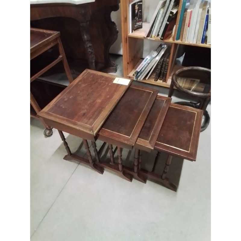 4 TABLES BASSES GIGOGNES ACAJOU A COLONNES 