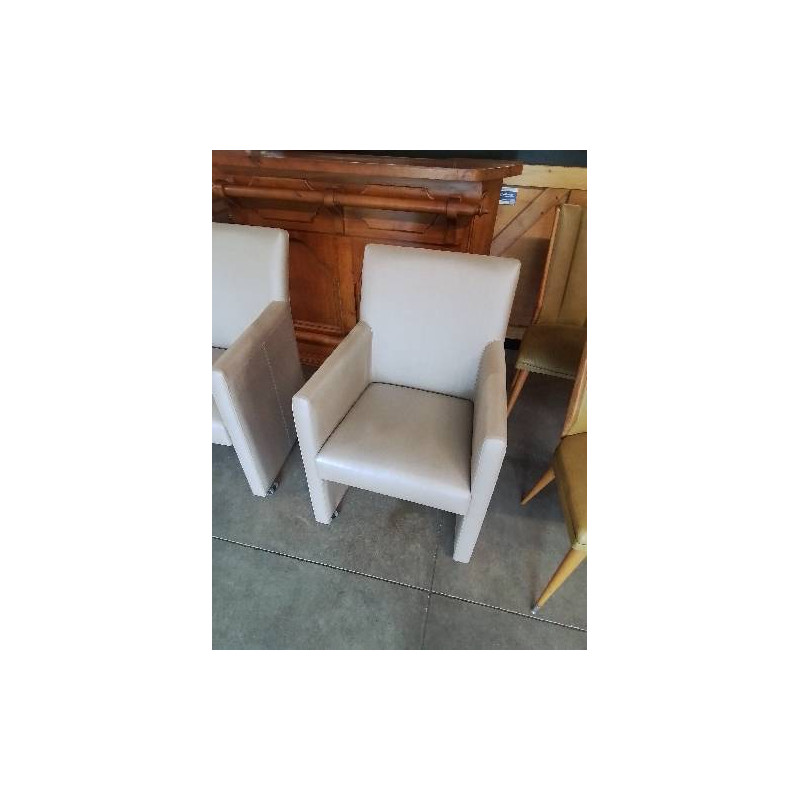 FAUTEUIL CLUB A ROULETTES PU TAUPE