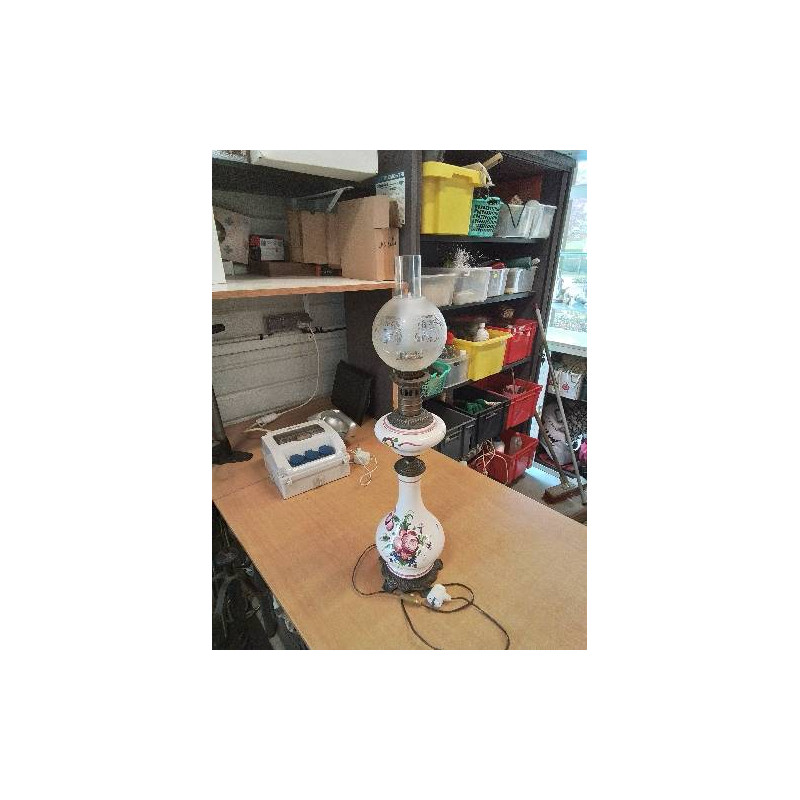 LAMPE A PÉTROLE ÉLECTRIFIÉE CÉRAMIQUE ECRU AUX FLEURS ET VERRE 