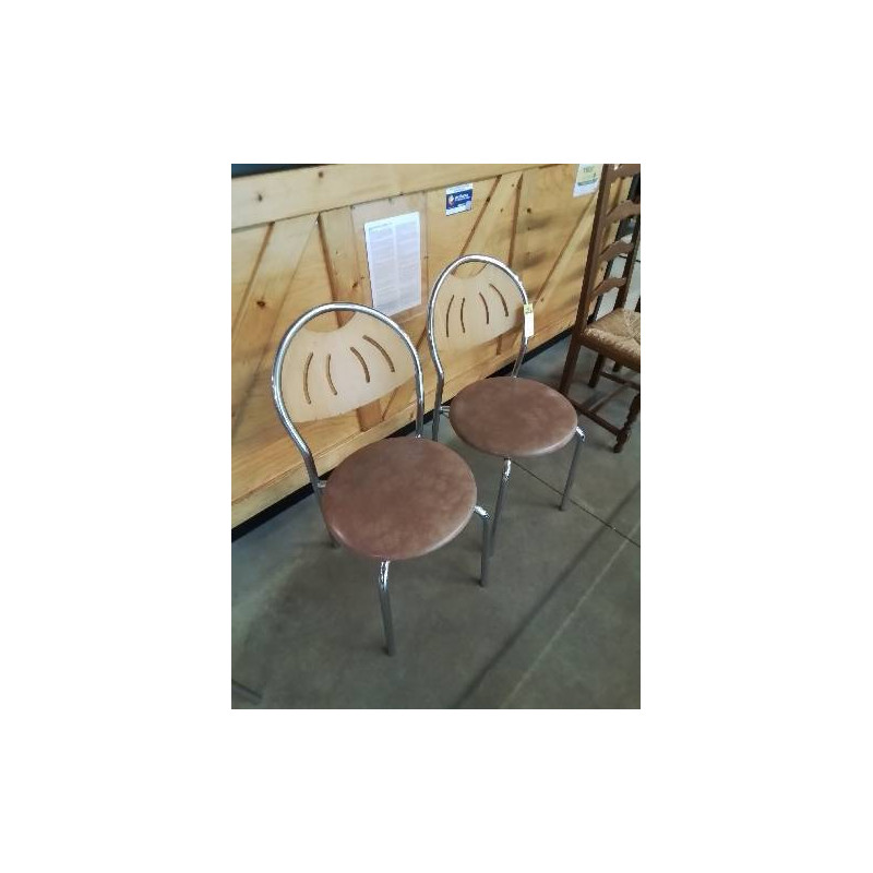 PAIRE DE CHAISES PIÈTEMENT MÉTAL CHROMÉ DOSSIER BOIS CLAIR AJOURÉ ASSISE PU MARRON