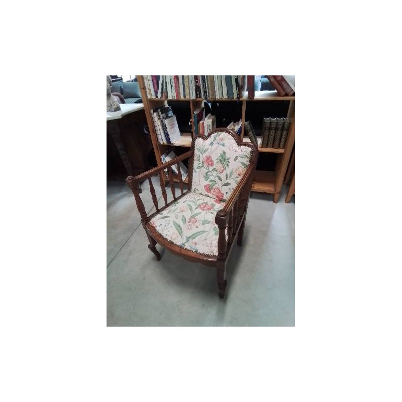 FAUTEUIL BOIS CAPITONNÉ TISSU ECRU FLEURI ACCOTOIRS A BARREAUX DOSSIER CINTRÉ 