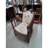 FAUTEUIL BOIS CAPITONNÉ TISSU ECRU FLEURI ACCOTOIRS A BARREAUX DOSSIER CINTRÉ 
