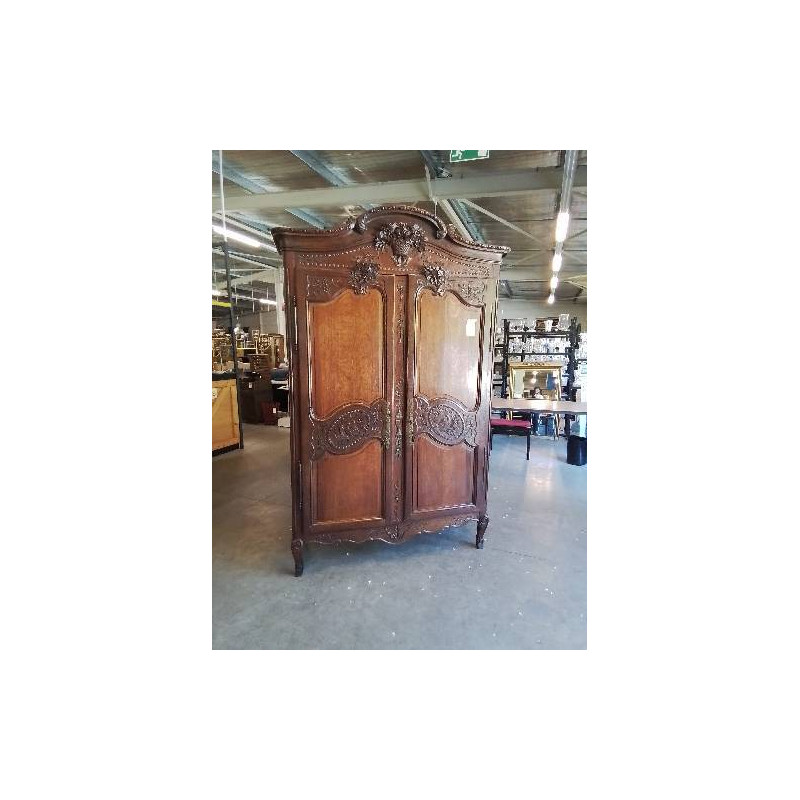 ARMOIRE DE MARIAGE CHÊNE SCULPTÉ AU PANIER ET AUX COLOMBES DÉBUT XXE