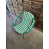FAUTEUIL GONDOLE ENFANT RÉSINE TRESSÉE BLANC ET VERT PIEDS MÉTAL NOIR ANNÉES 70