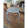 TABOURET ROND MÉTAL GRIS ASSISE AJOURÉE