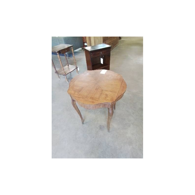 GUERIDON ROND CHANTOURNÉ BOIS MARQUETÉ PIEDS GALBÉS 