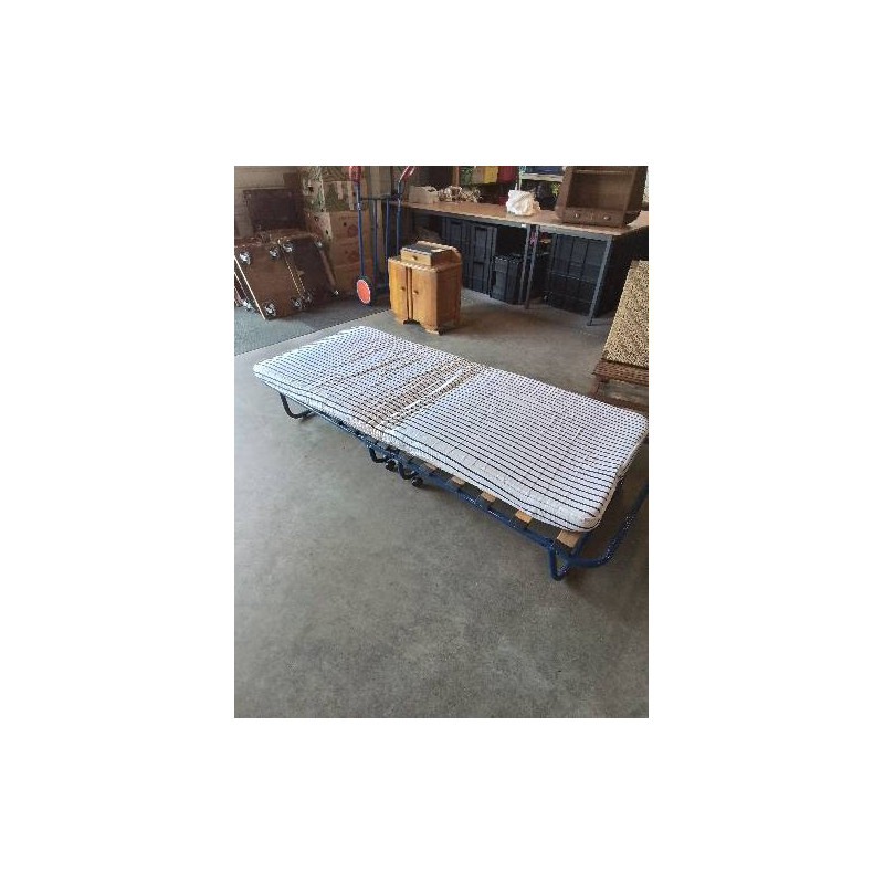 LIT D’APPOINT PLIANT A ROULETTES MÉTAL BLEU MATELAS ECRU A RAYURES 
