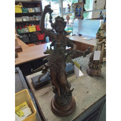 SCULPTURE RÉGULE FEMME A LA...