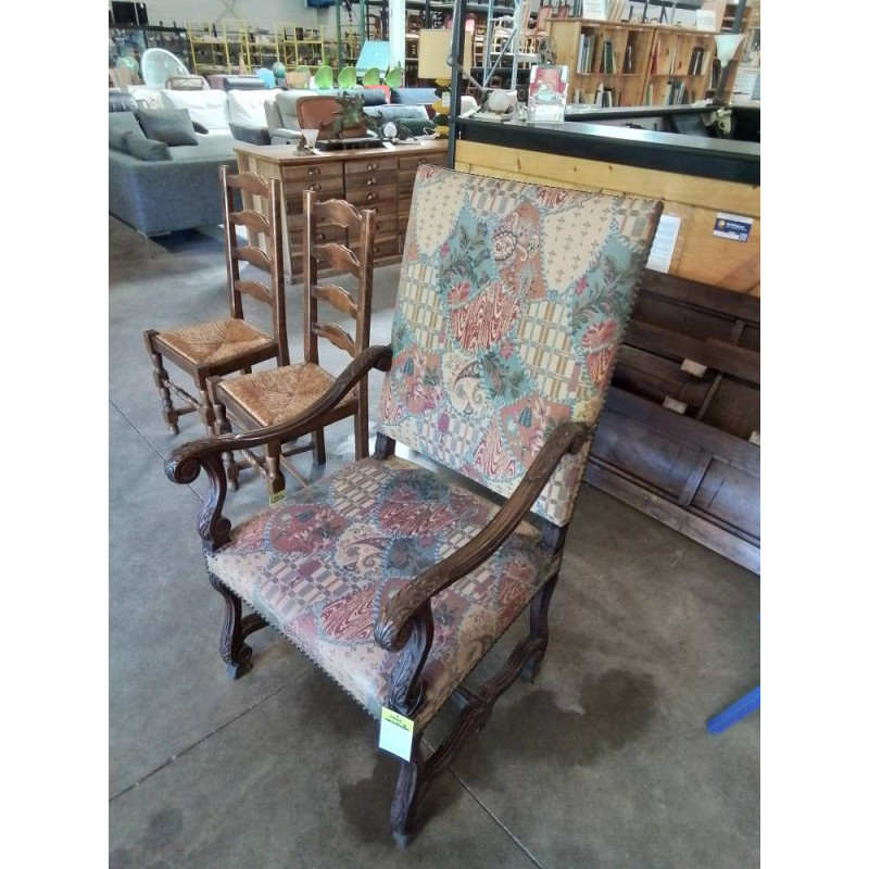FAUTEUIL LOUIS XV BOIS SCULPTÉ AUX FEUILLES D’ACANTHES ASSISE ET DOSSIER CAPITONNÉ TISSU OCRE BLEU R
