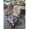 FAUTEUIL LOUIS XV BOIS SCULPTÉ AUX FEUILLES D’ACANTHES ASSISE ET DOSSIER CAPITONNÉ TISSU OCRE BLEU R