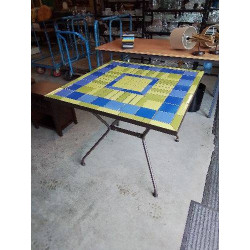 TABLE CARRÉE PIÈTEMENT...