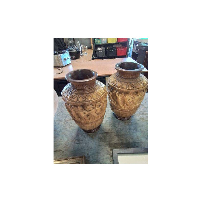 PAIRE DE VASES AUX CHÉRUBINS PLATRE PEINT DÉBUT XXE